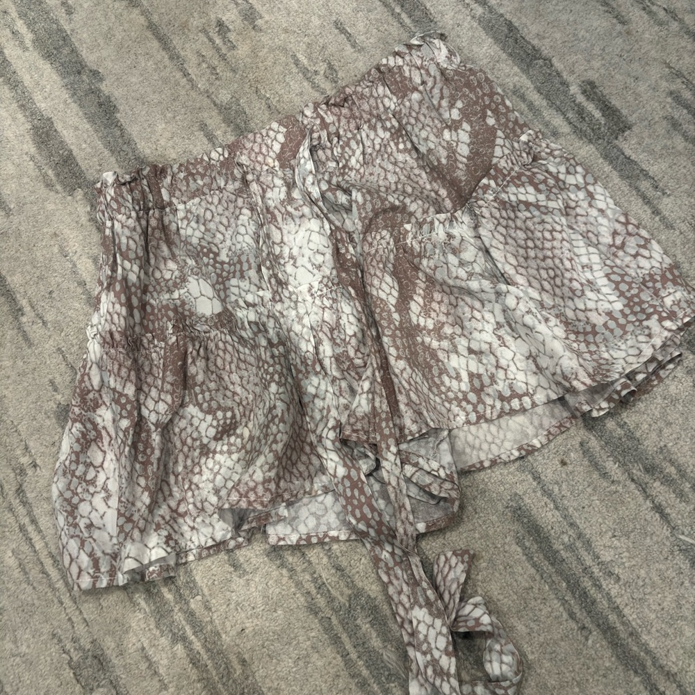 LIKE NEW women’s size medium snakeskin flowy shorts